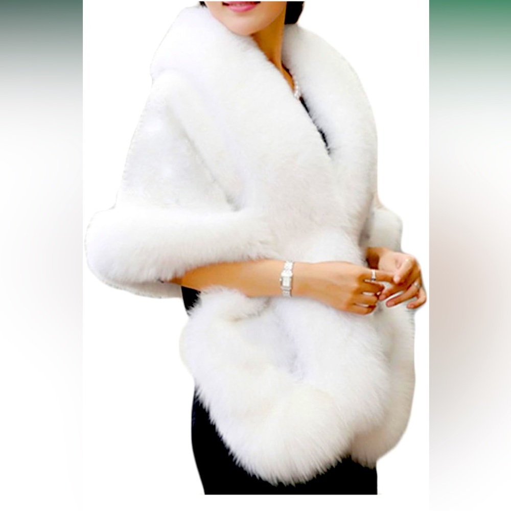 Old Dlrd Winter White Womens Faux Fur Shawl with enclosure. OS. EUC.